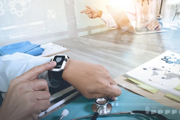 Medicina mão médico trabalhando com relógio inteligente moderno e digital — Fotografia de Stock