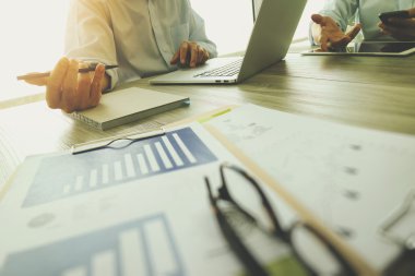 ofis masaları ile akıllı telefon ve dizüstü c üzerindeki iş belgeler