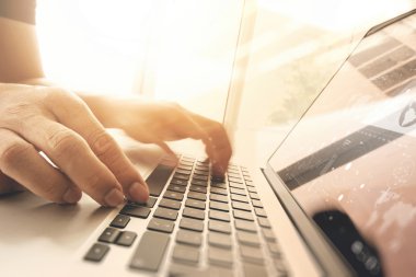  iş adamı el dizüstü bilgisayar ahşap masa üzerinde çalışma 