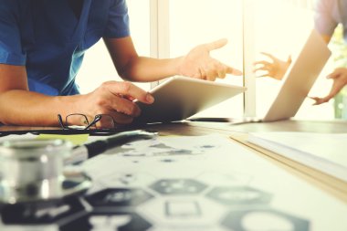 Tıp doktor el ile modern bilgisayar ve dijital ta çalışma