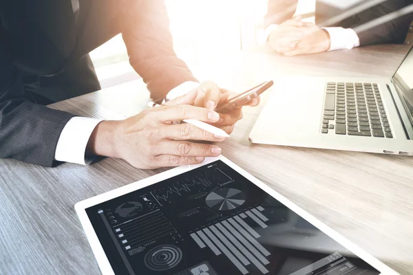 Zwei Kollegen Geschäftsmann im Gespräch über Daten und digitale Tablette ein — Stockfoto