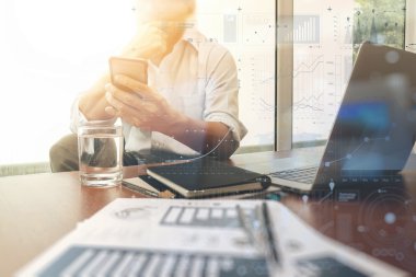ofis masaları ile akıllı telefon ve dijital iş belgeleri 