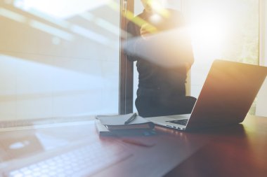 ofis masaları ile akıllı telefon ve dijital iş belgeleri 