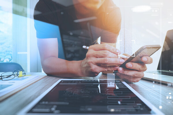 Дизайнер веб-сайта работает цифровой планшет и ноутбук
 