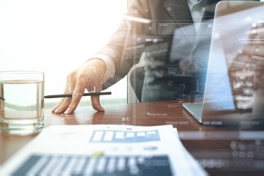 ofis masaları ile akıllı telefon ve dijital iş belgeleri 