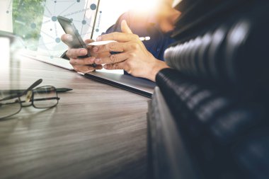 Tasarımcı el dijital tablet ve dizüstü bilgisayar ile çalışan bir