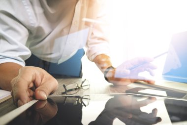 Dijital tablet bilgisayar ve akıllı telefon çalışma iş adamı