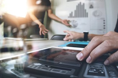 iki meslektaşım sweb Tasarımcısı veri ve dijital tablet tartışırken bir