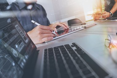 Dijital tablet ve compu çalışan iki arkadaşları web tasarımcı