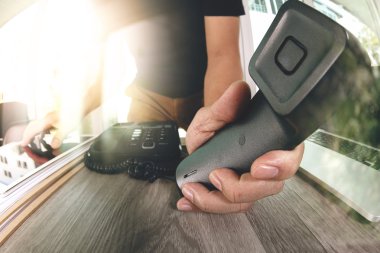 Tasarımcı el olarak size kavram gelen telefon telefon tutarak