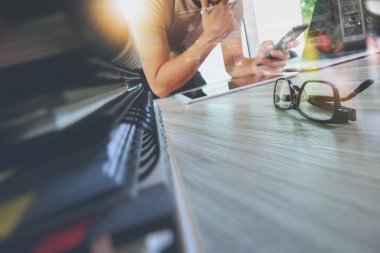 Tasarımcı el dijital tablet ve dizüstü bilgisayar ile çalışan bir