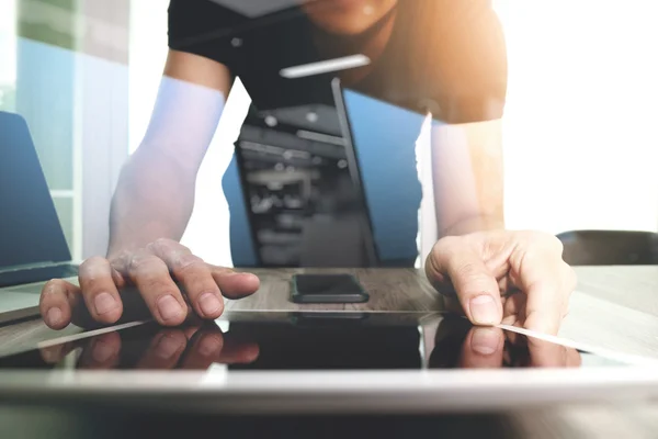 Geschäftsmann arbeitet mit digitalem Tablet-Computer und Smartphone — Stockfoto