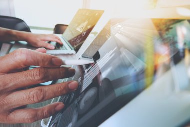 Tasarımcı el dijital tablet ve dizüstü bilgisayar ile çalışan bir