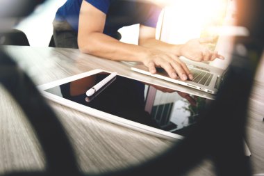 Boş ekran dijital tablet ve compute çalışma Web sitesi tasarımcısı