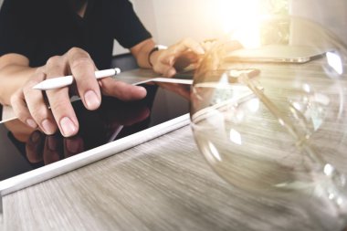 ampul tasarımcı el dizüstü bilgisayar ve c çalışma ile