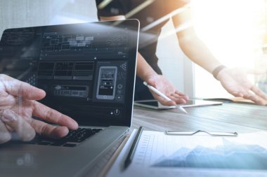 Tasarımcı el dijital tablet bilgisayar ve akıllı pho ile çalışma