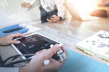 Tıp doktor el modern bilgisayar ve dijital pr ile çalışma