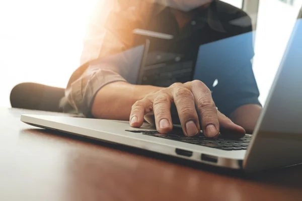 Homem de negócios mão trabalhando no computador portátil com gráfico de negócios — Fotografia de Stock