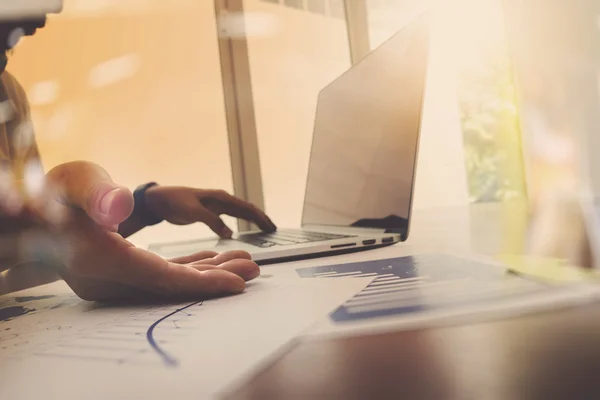 Documentos de negócios na mesa de escritório com computador portátil e grap — Fotografia de Stock