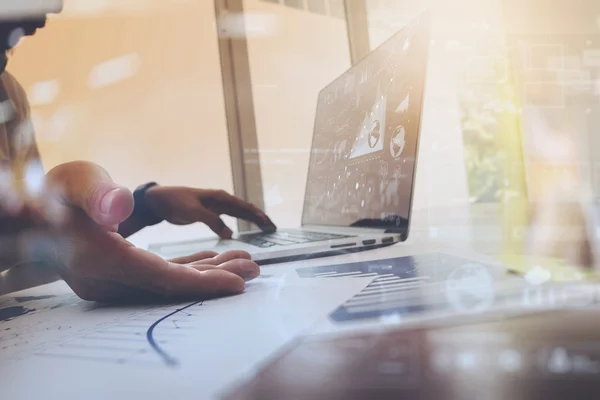 Zakelijke documenten op kantoor tafel met slimme telefoon en digitale — Stockfoto