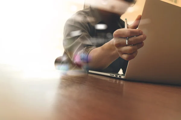 Business man hand working on blank screen laptop computer on woo — Stock Photo, Image