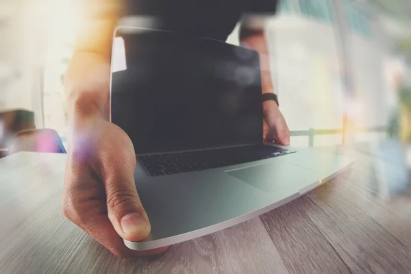 Designer-Hand arbeitet mit Laptop-Computer auf Holztisch als res — Stockfoto