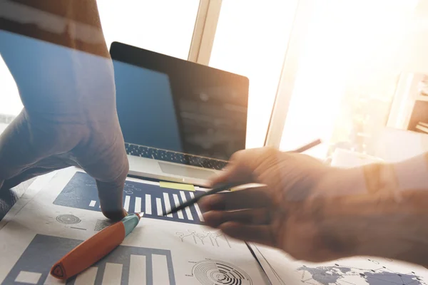 Mano uomo d'affari che lavora con il nuovo computer moderno e business s — Foto Stock