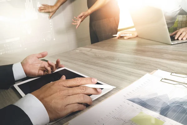 Geschäftsunterlagen auf Bürotisch mit Smartphone und Laptop — Stockfoto