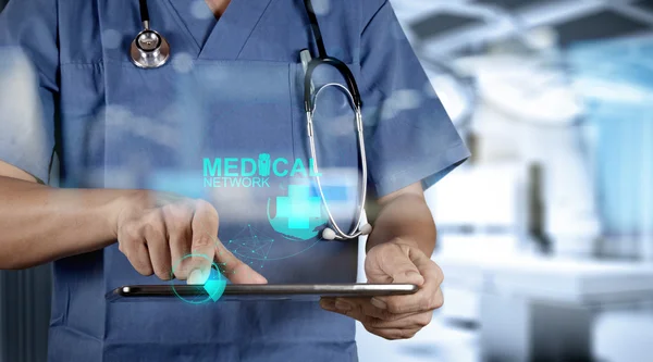 Medicine doktor hand arbetar med modern datorgränssnitt — Stockfoto