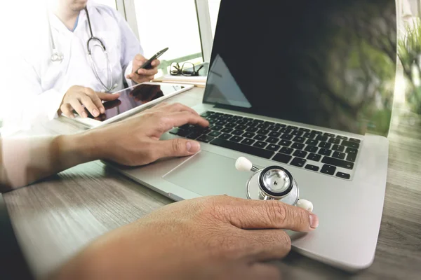 Médico médico mano trabajando con la computadora moderna y pr digital — Foto de Stock