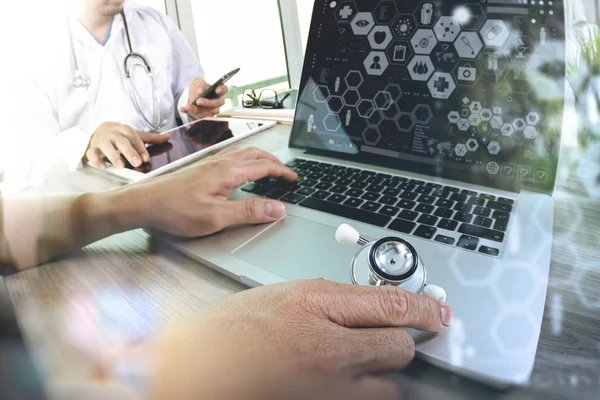 Médecin main médecin travaillant avec ordinateur moderne et pr numérique — Photo