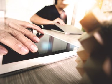 yaratıcı el dijital tablet ve ahşap puzzle dizüstü bilgisayar ile çalışma