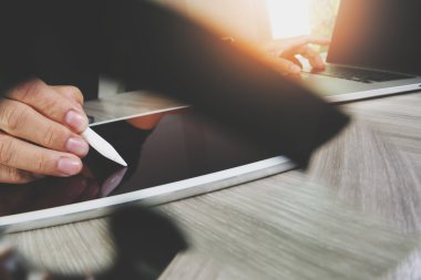 Boş ekran dijital tablet ve compute çalışma Web sitesi tasarımcısı