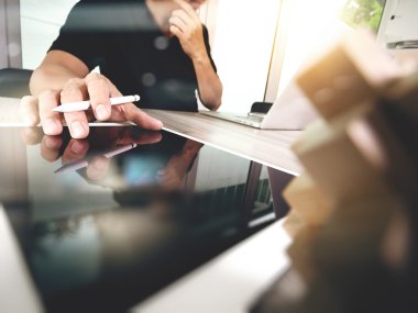 yaratıcı el dijital tablet ve ahşap puzzle dizüstü bilgisayar ile çalışma