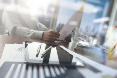 Dijital tablet bilgisayar ve akıllı telefon çalışma iş adamı