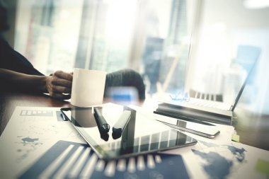 Web sitesi tasarımcısı dijital tablet ve bilgisayar laptop ile çalışma