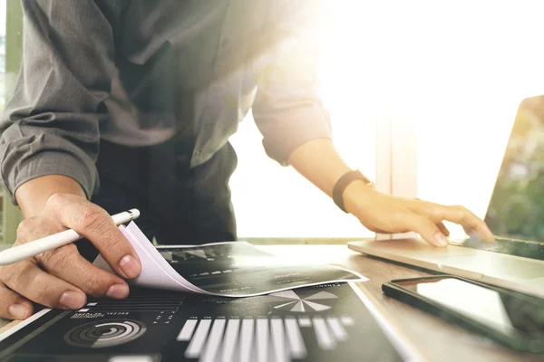 Hombre de negocios que trabaja con computadora portátil digital y teléfono inteligente — Foto de Stock