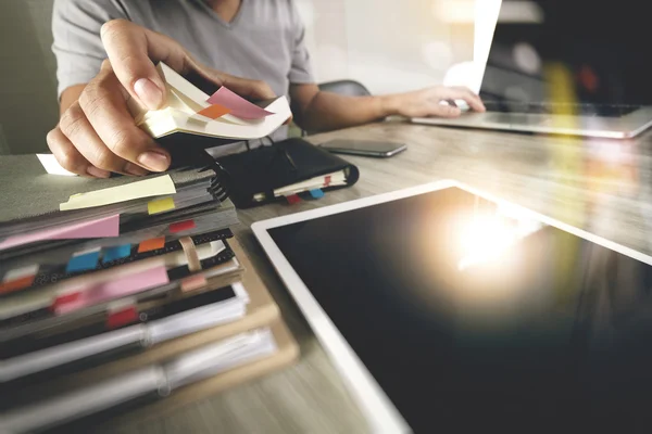 Documentos comerciales en la mesa de la oficina con teléfono inteligente y digital — Foto de Stock