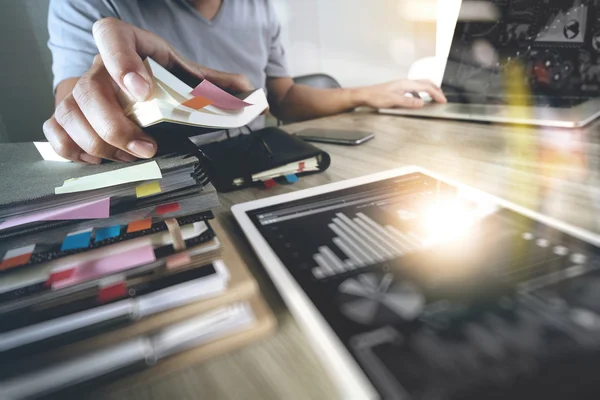 Diseñador de sitios web de trabajo tableta digital y ordenador portátil con — Foto de Stock