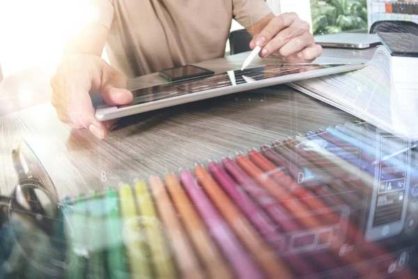 Webové stránky designér pracuje digitální tabletu a přenosný počítač s — Stock fotografie