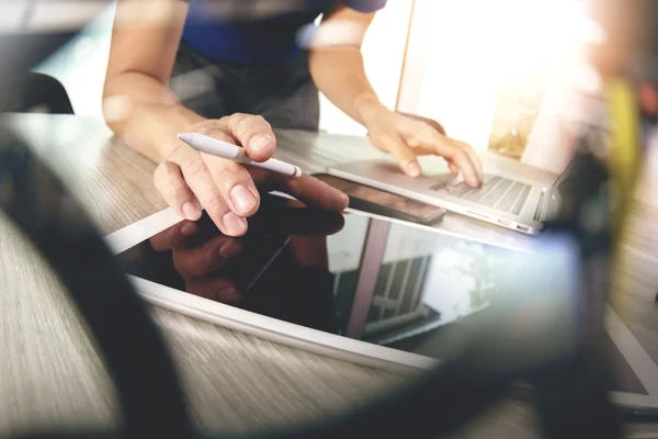 Diseñador de sitios web en blanco de trabajo tableta digital y computar —  Fotos de Stock