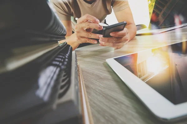 Ontwerper hand werken met digitale Tablet PC- en laptop computer een — Stockfoto