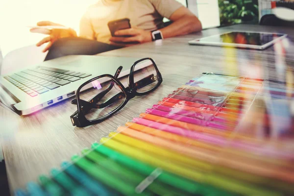 Verre à oeil sur bureau en bois avec concepteur de site Web travaillant numérique t — Photo