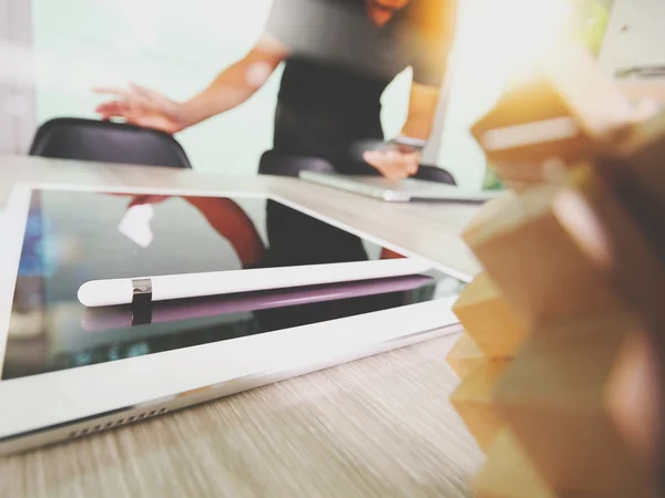 Holz Puzzle und Stift Stift und Tablet-Computer mit Mann arbeiten — Stockfoto