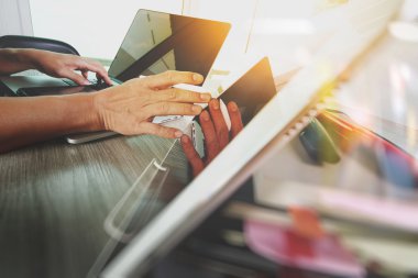 Tasarımcı el dijital tablet ve dizüstü bilgisayar ile çalışan bir