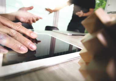 yaratıcı el dijital tablet ve ahşap puzzle dizüstü bilgisayar ile çalışma