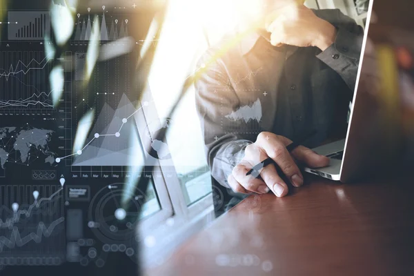 Computer portatile di lavoro a mano designer con pianta verde in primo piano su legno — Foto Stock