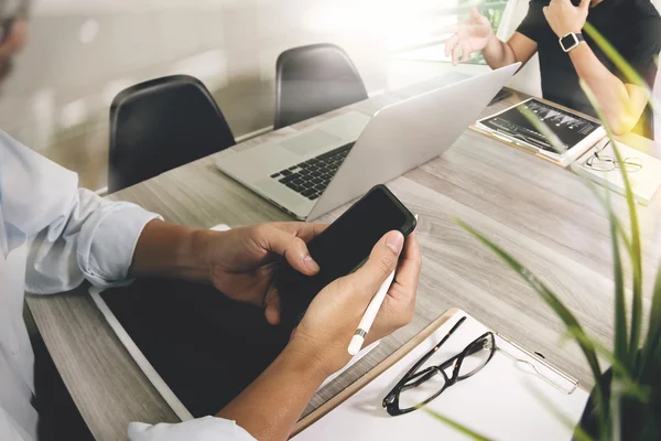 Zakenman maken presentatie met zijn collega's en het bedrijfsleven — Stockfoto