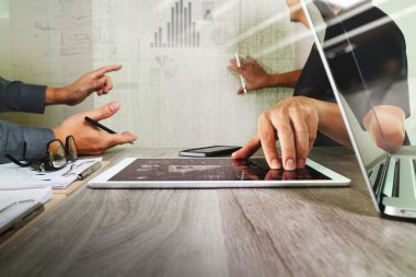Sunu onun meslektaşları ve iş işadamı