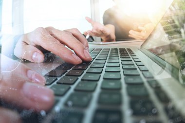 Dijital tablet ve compu çalışan iki arkadaşları web tasarımcı